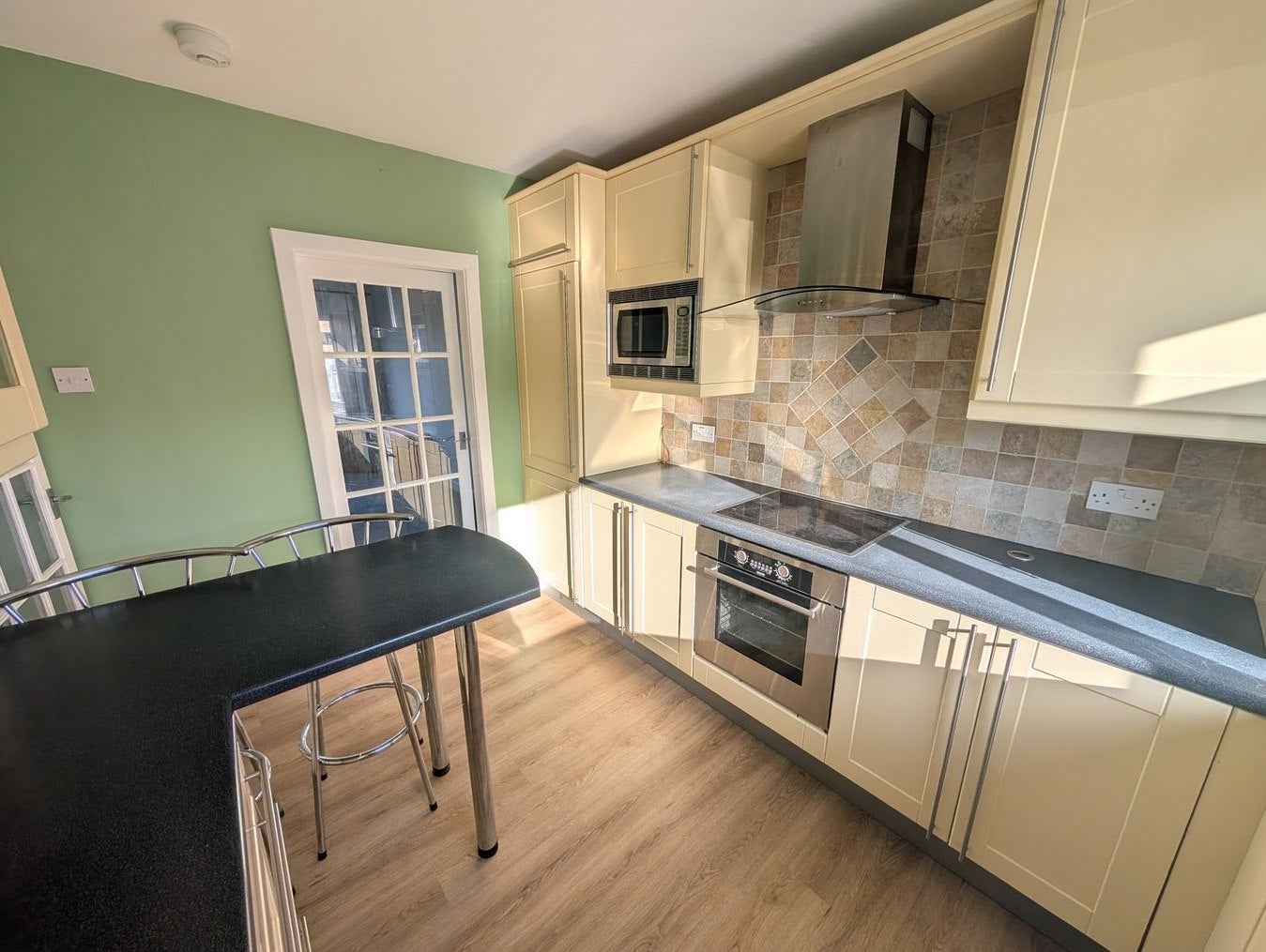 Flat Deanwood Crescent in Bradford