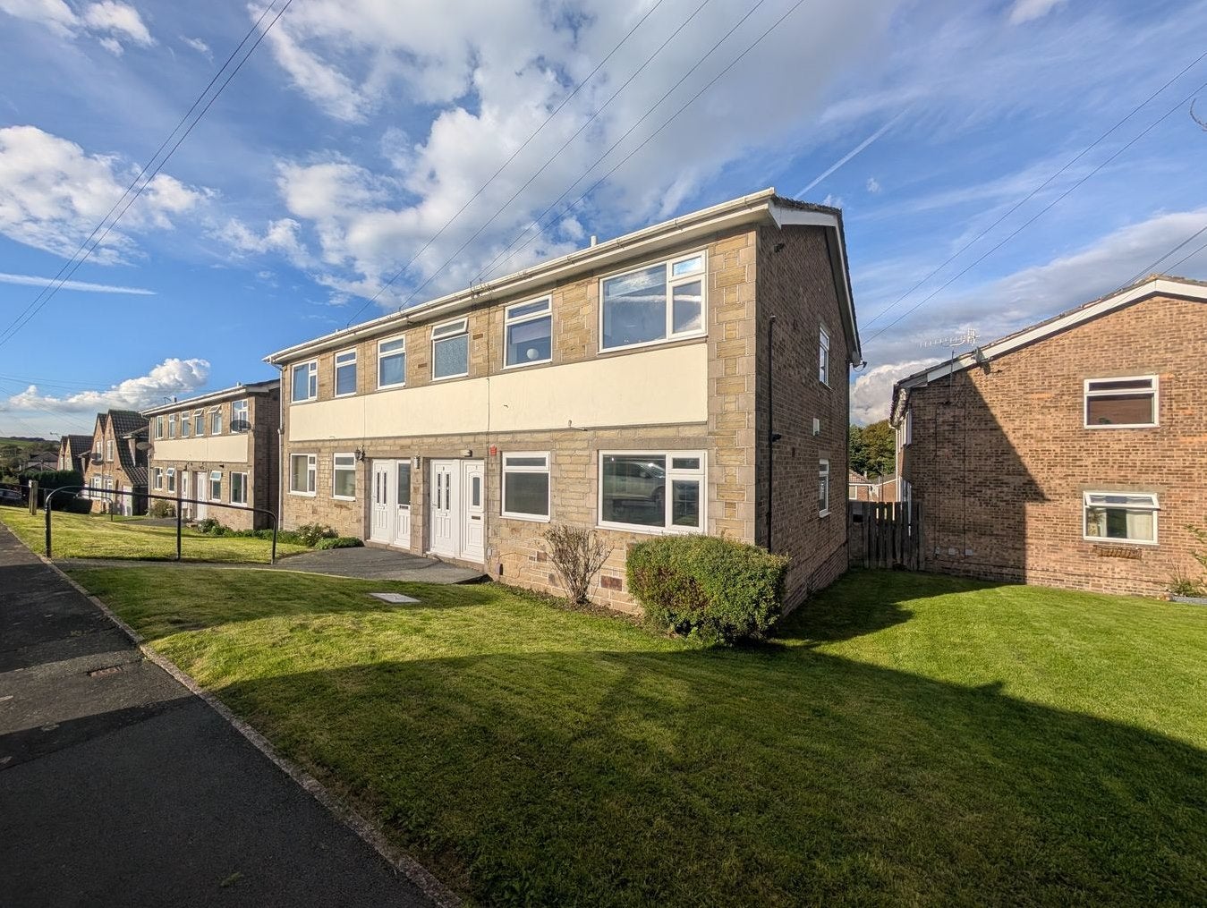 Flat Deanwood Crescent in Bradford