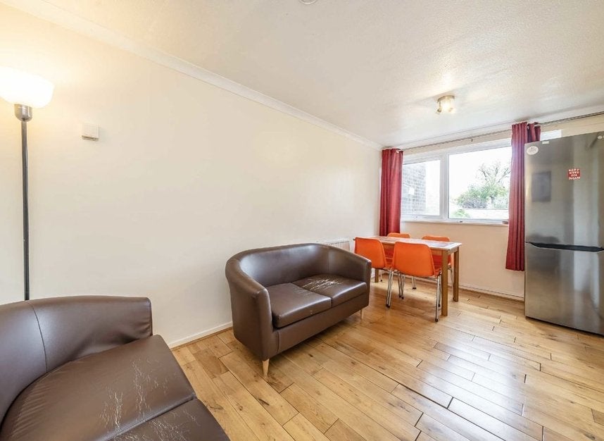 Flat Ruskin Park House in Greater London
