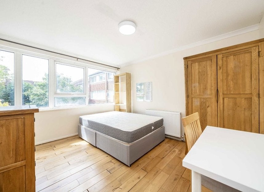 Flat Ruskin Park House in Greater London