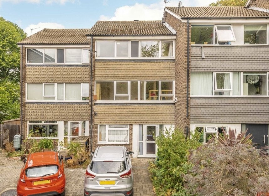 Flat Ruskin Park House in Greater London