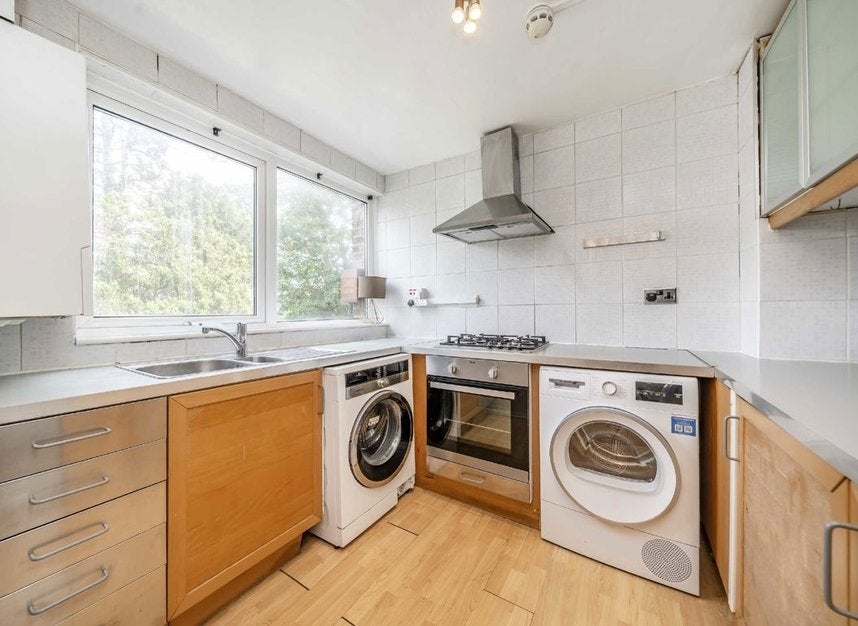 Flat Ruskin Park House in Greater London