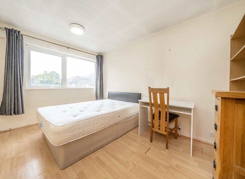 Flat Ruskin Park House in Greater London