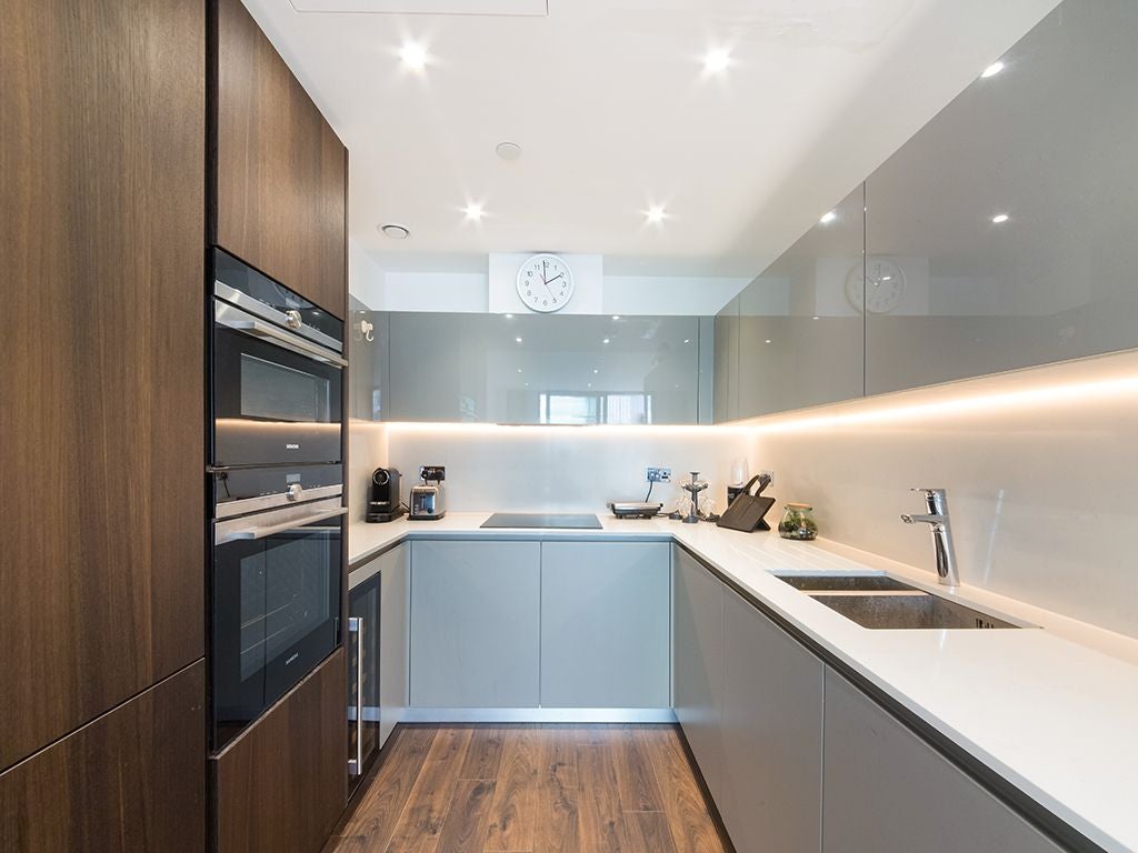 Flat Piazza Walk in Greater London