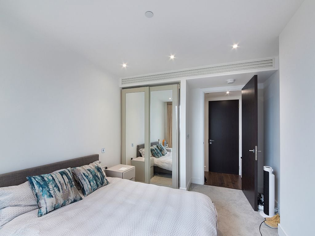 Flat Piazza Walk in Greater London
