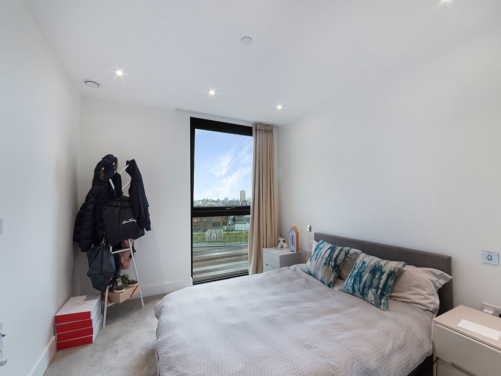 Flat Piazza Walk in Greater London