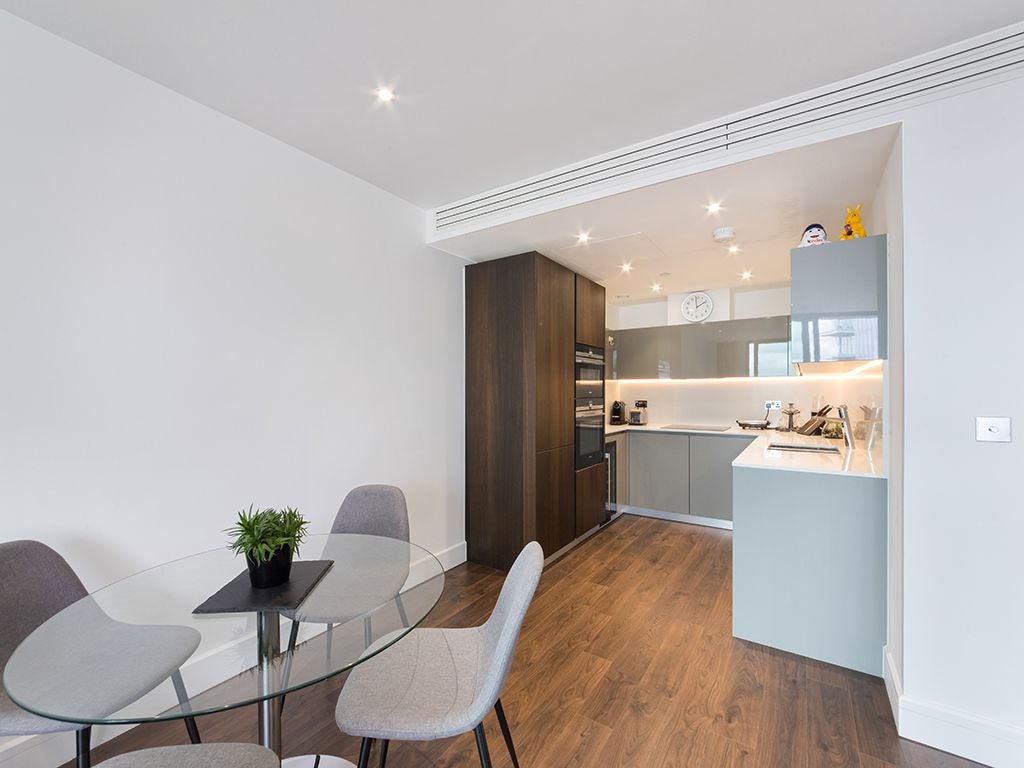 Flat Piazza Walk in Greater London
