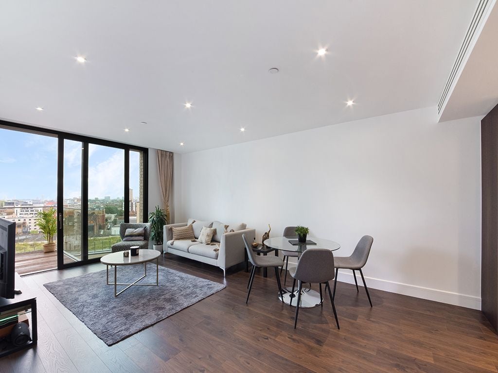Flat Piazza Walk in Greater London