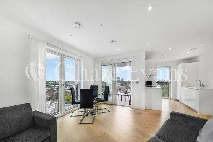 Flat Wenlock Road in Greater London
