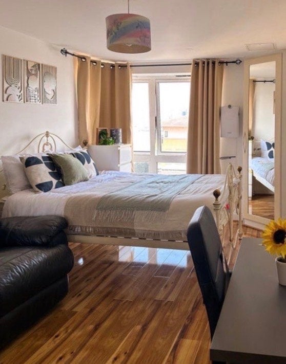 Room Newport Avenue in Greater London
