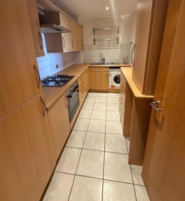 Room Newport Avenue in Greater London
