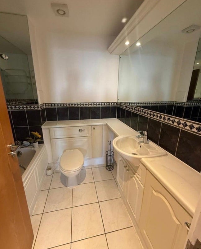 Room Newport Avenue in Greater London