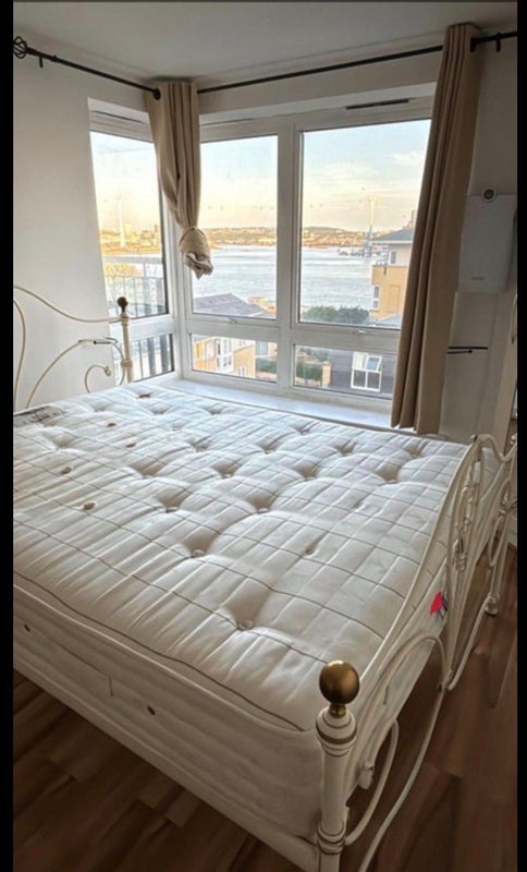 Room Newport Avenue in Greater London