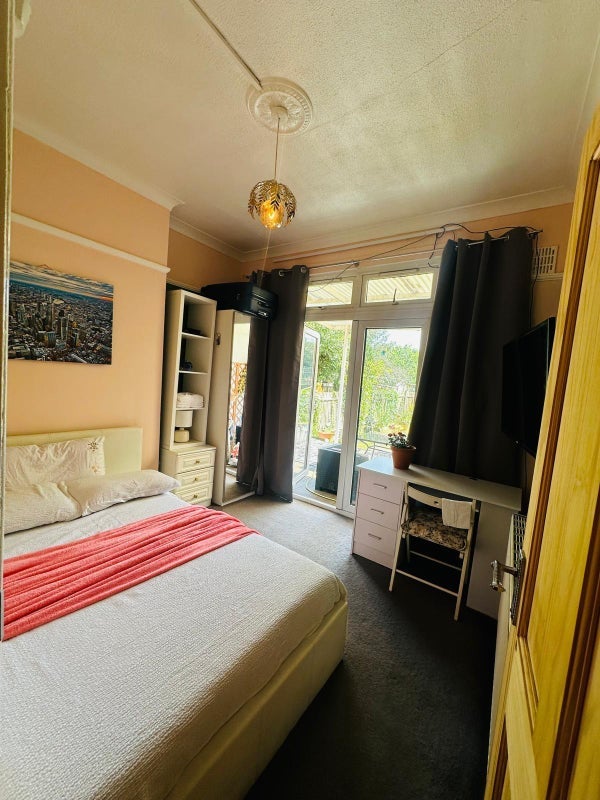 Room Bowes Road in Greater London