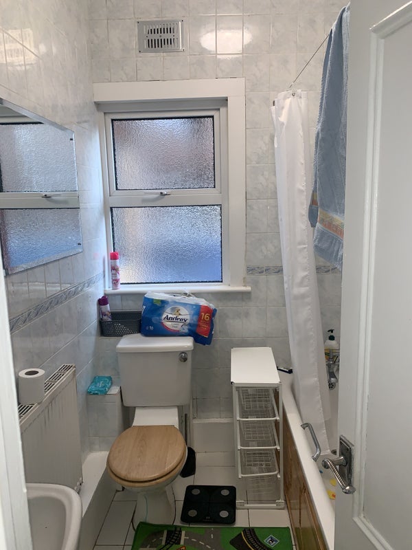 Room Bowes Road in Greater London
