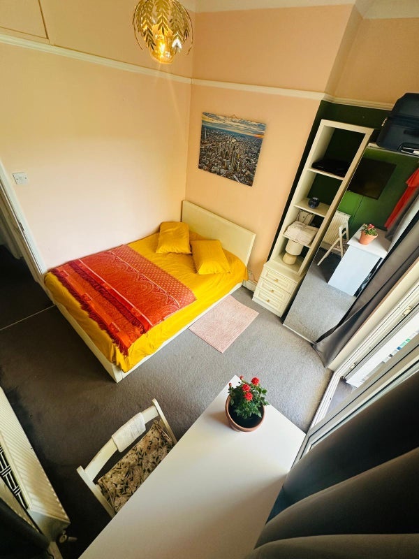 Room Bowes Road in Greater London