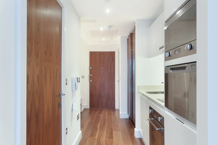Flat Alpha Grove in Greater London