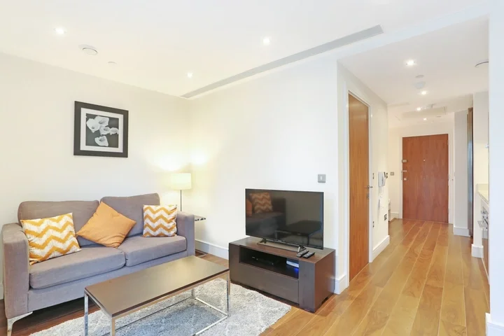 Flat Alpha Grove in Greater London