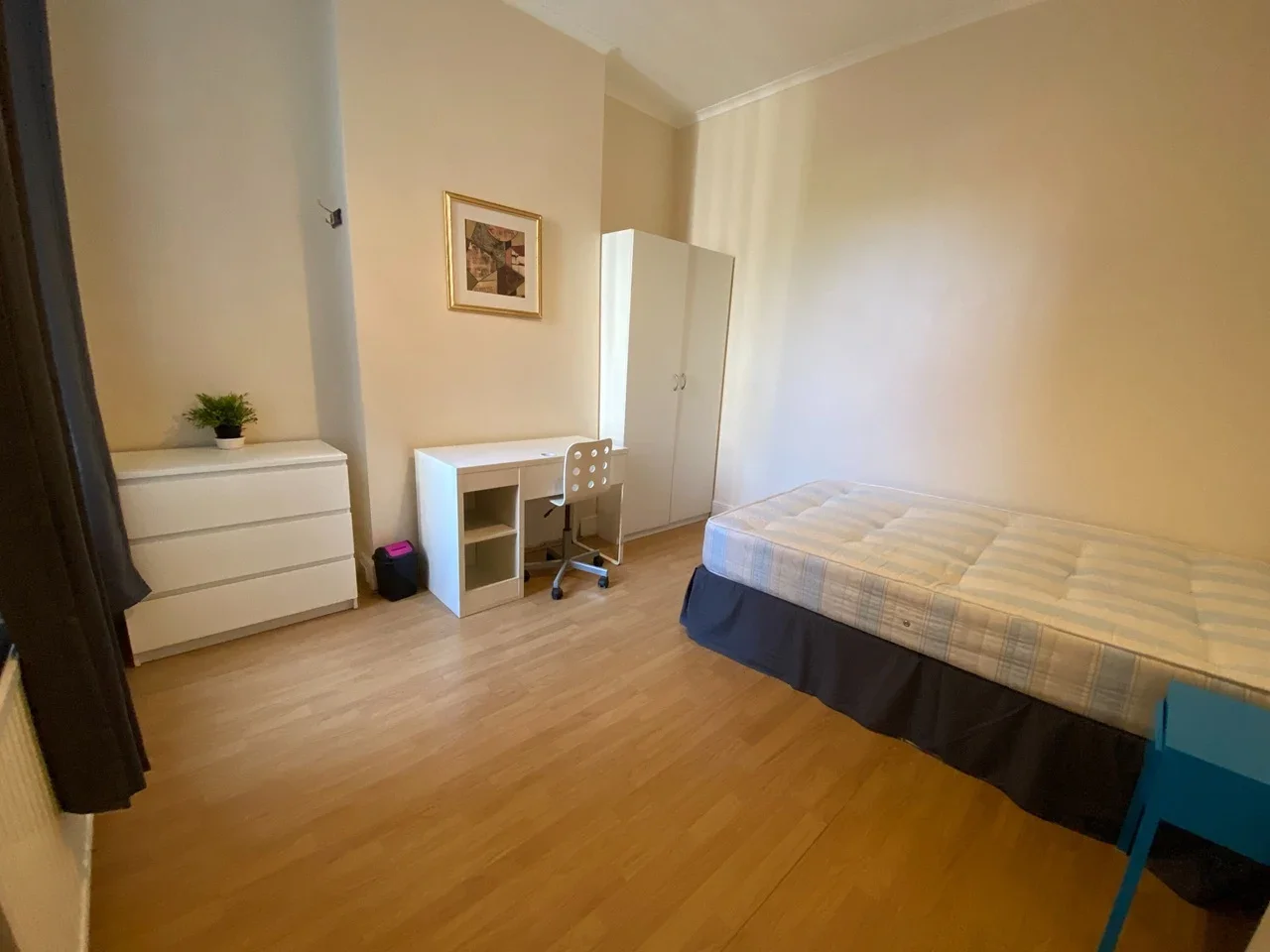 Room Hanover Road in Greater London