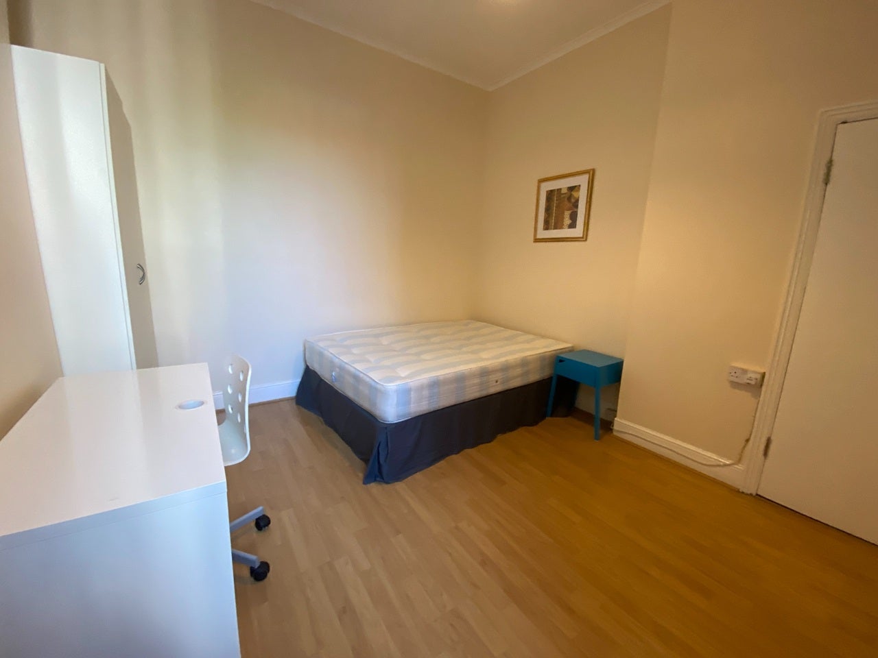 Room Hanover Road in Greater London