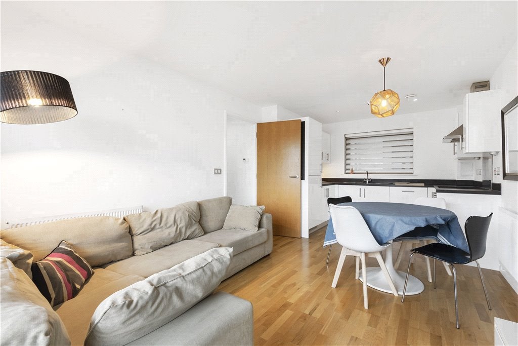 Flat Spa Road in Greater London