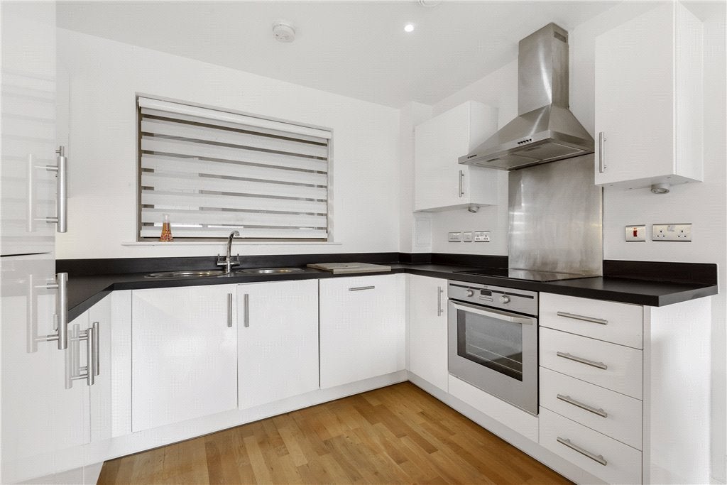 Flat Spa Road in Greater London