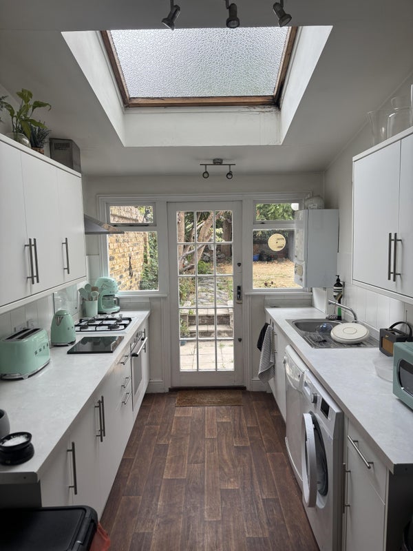 Flat Disraeli Road in Greater London