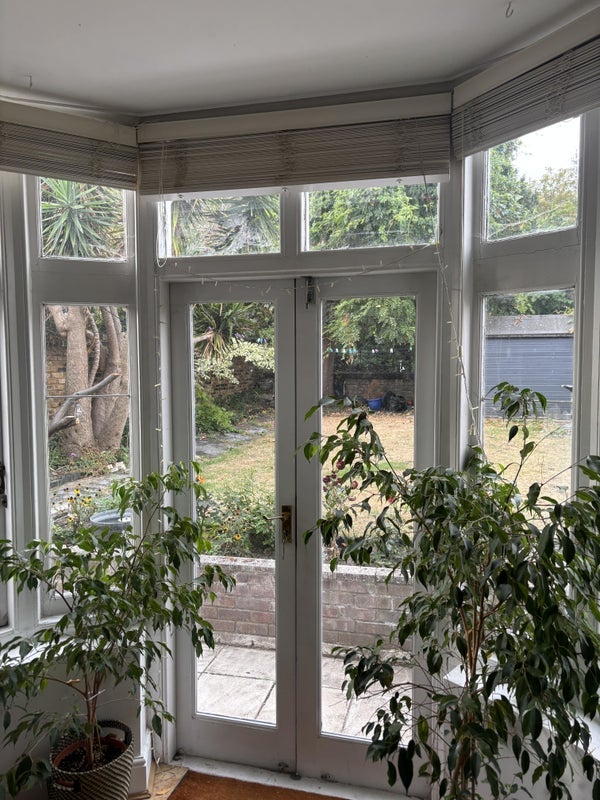 Flat Disraeli Road in Greater London
