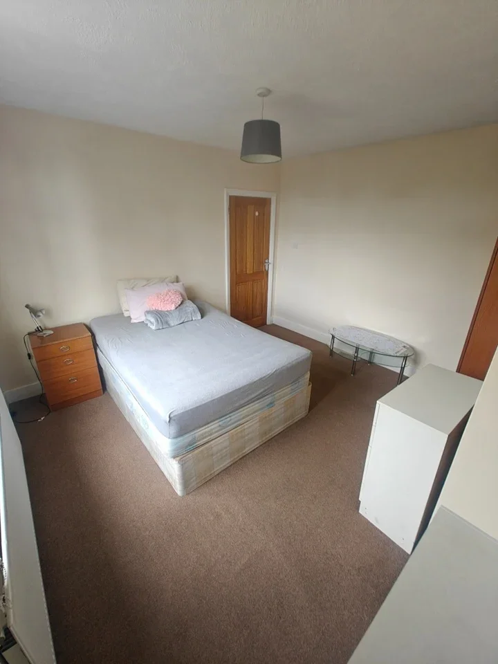 Room Hillingdon Road in Gravesham