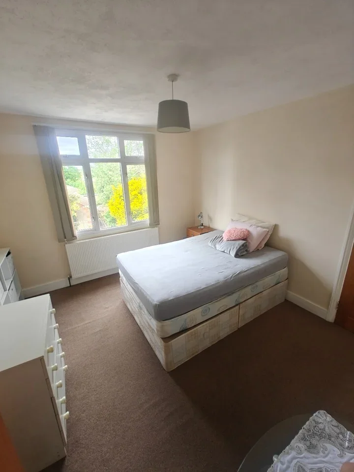 Room Hillingdon Road in Gravesham
