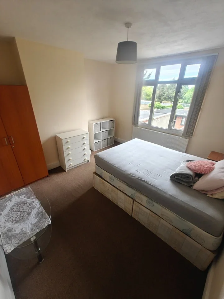 Room Hillingdon Road in Gravesham