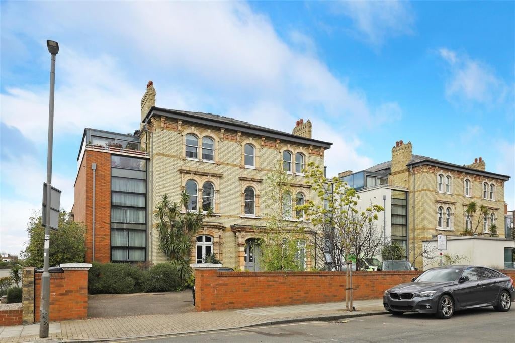 Flat Carlton Drive in Greater London