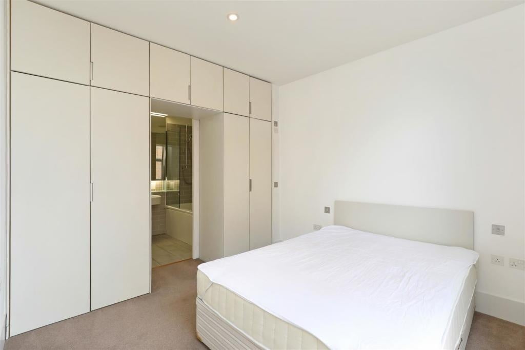 Flat Carlton Drive in Greater London