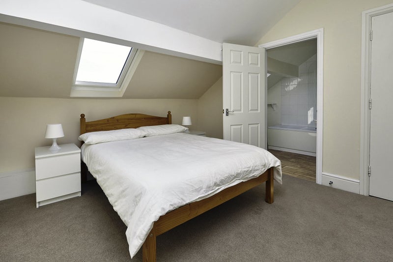 Room Rotton Park Road in Birmingham