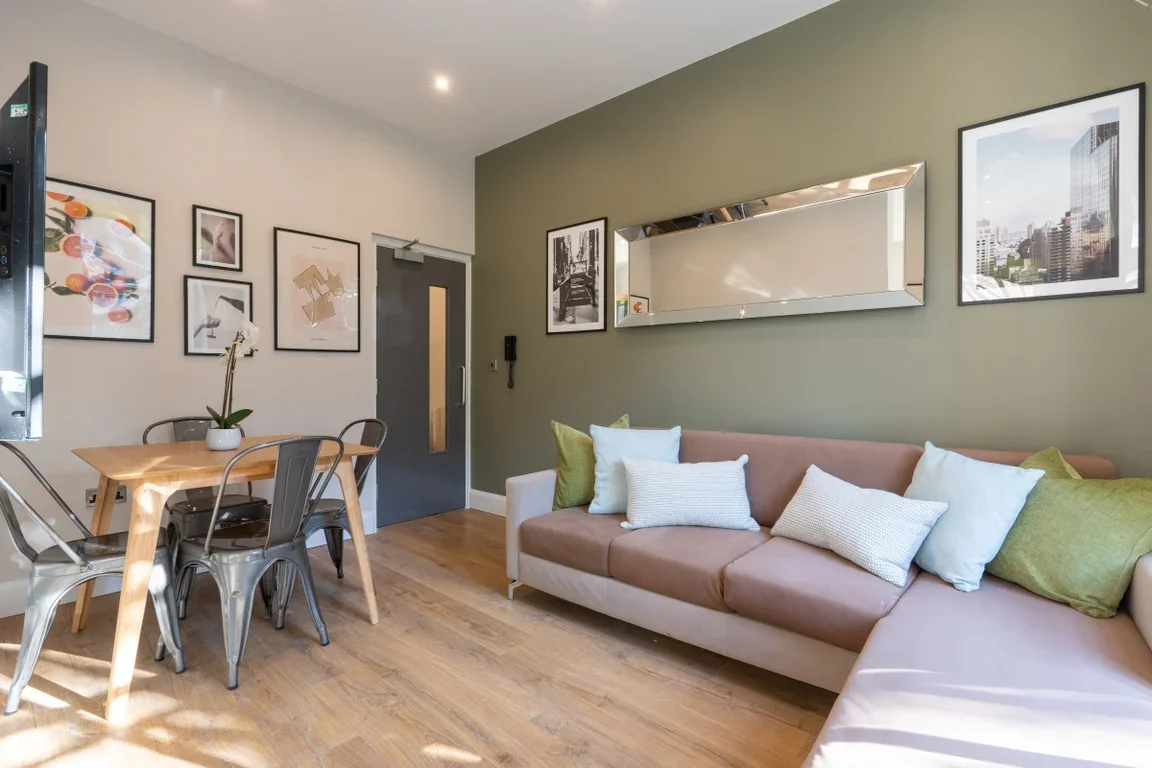 Flat Eskdale Terrace in Newcastle upon Tyne