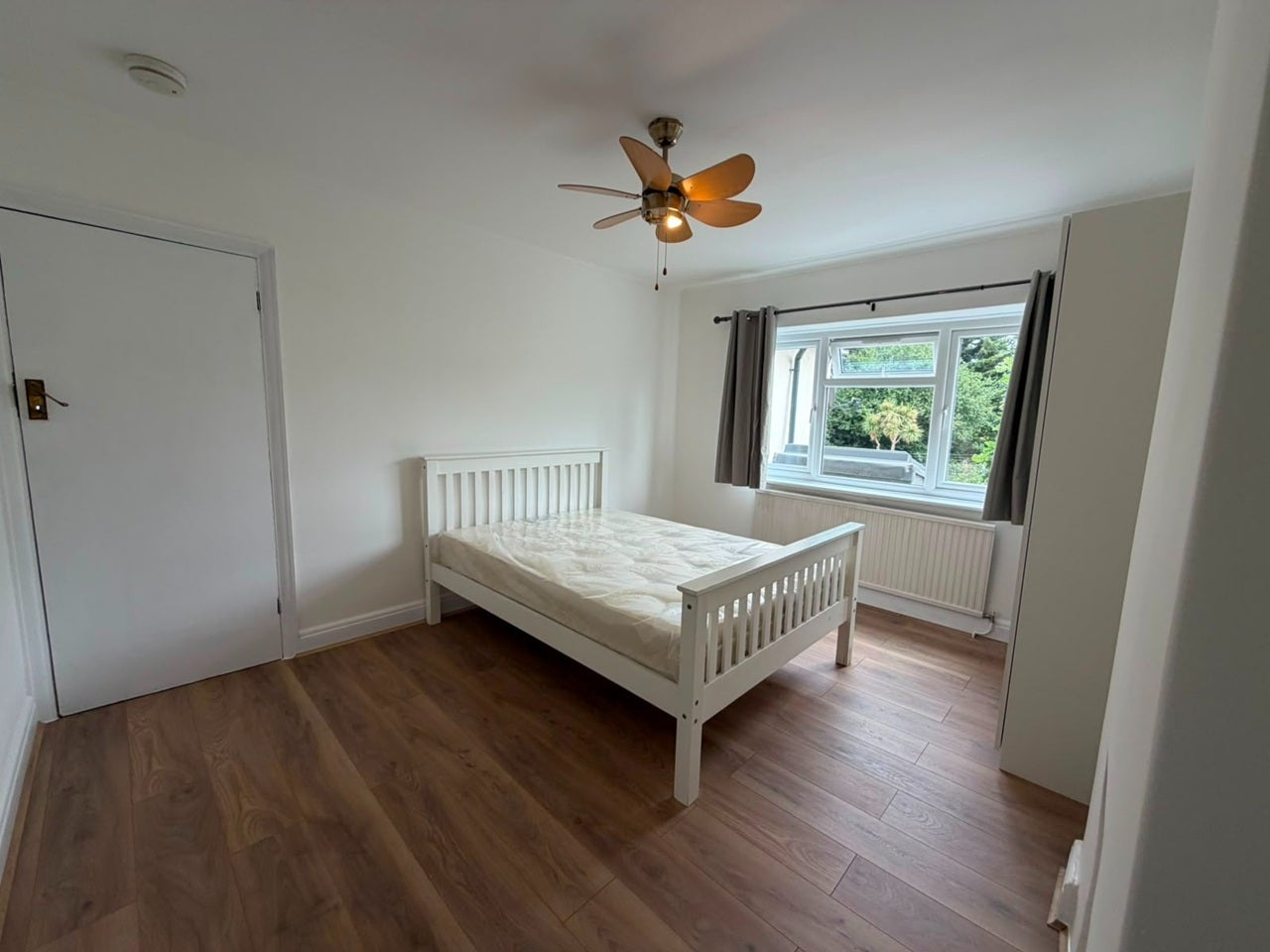 Room Cleveley Crescent in Greater London