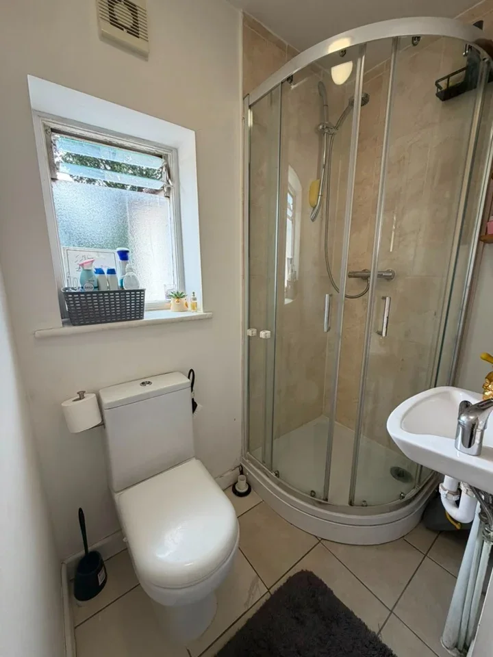 Room Cleveley Crescent in Greater London