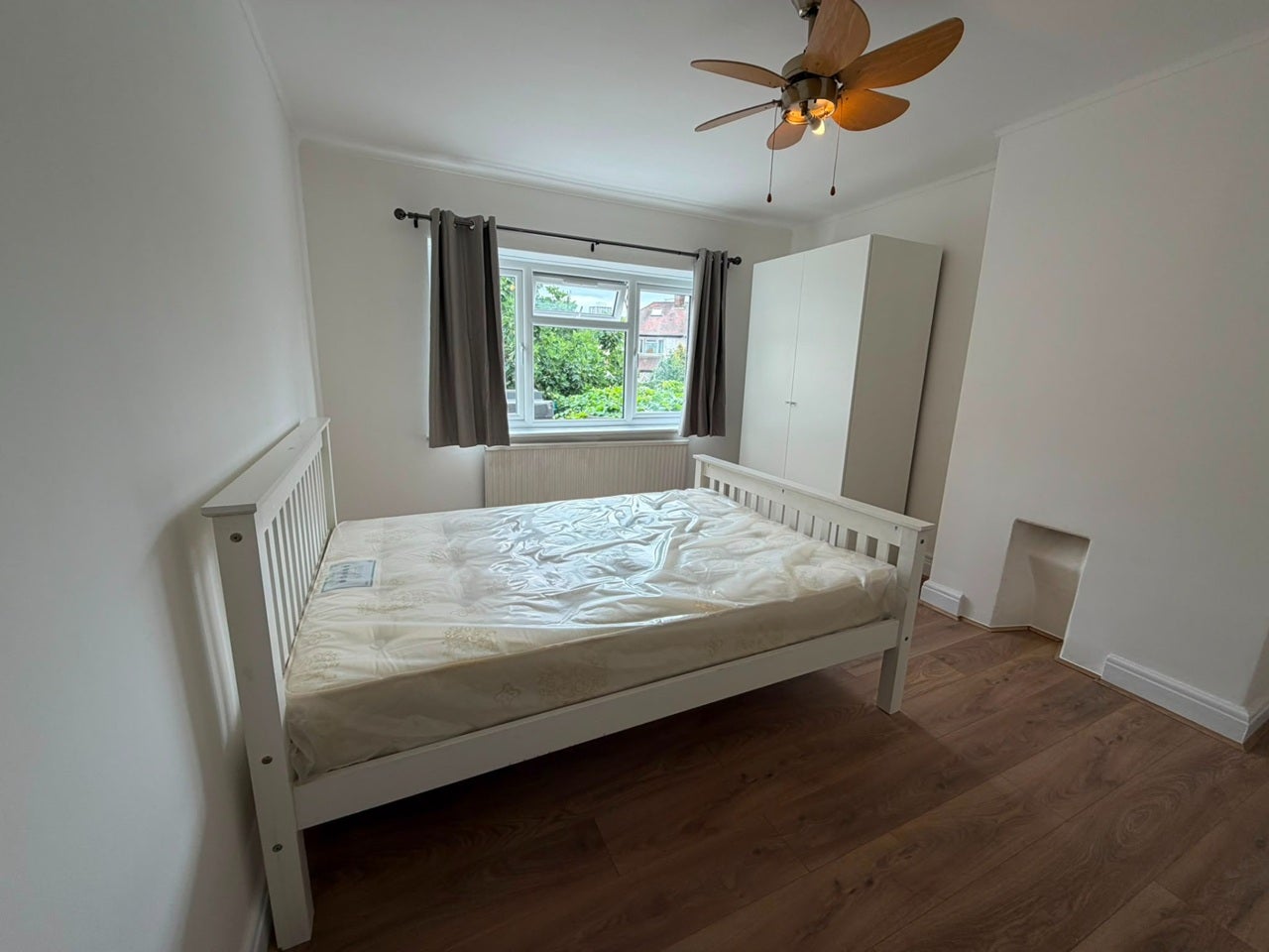 Room Cleveley Crescent in Greater London