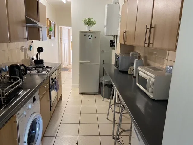 Room Cleveley Crescent in Greater London