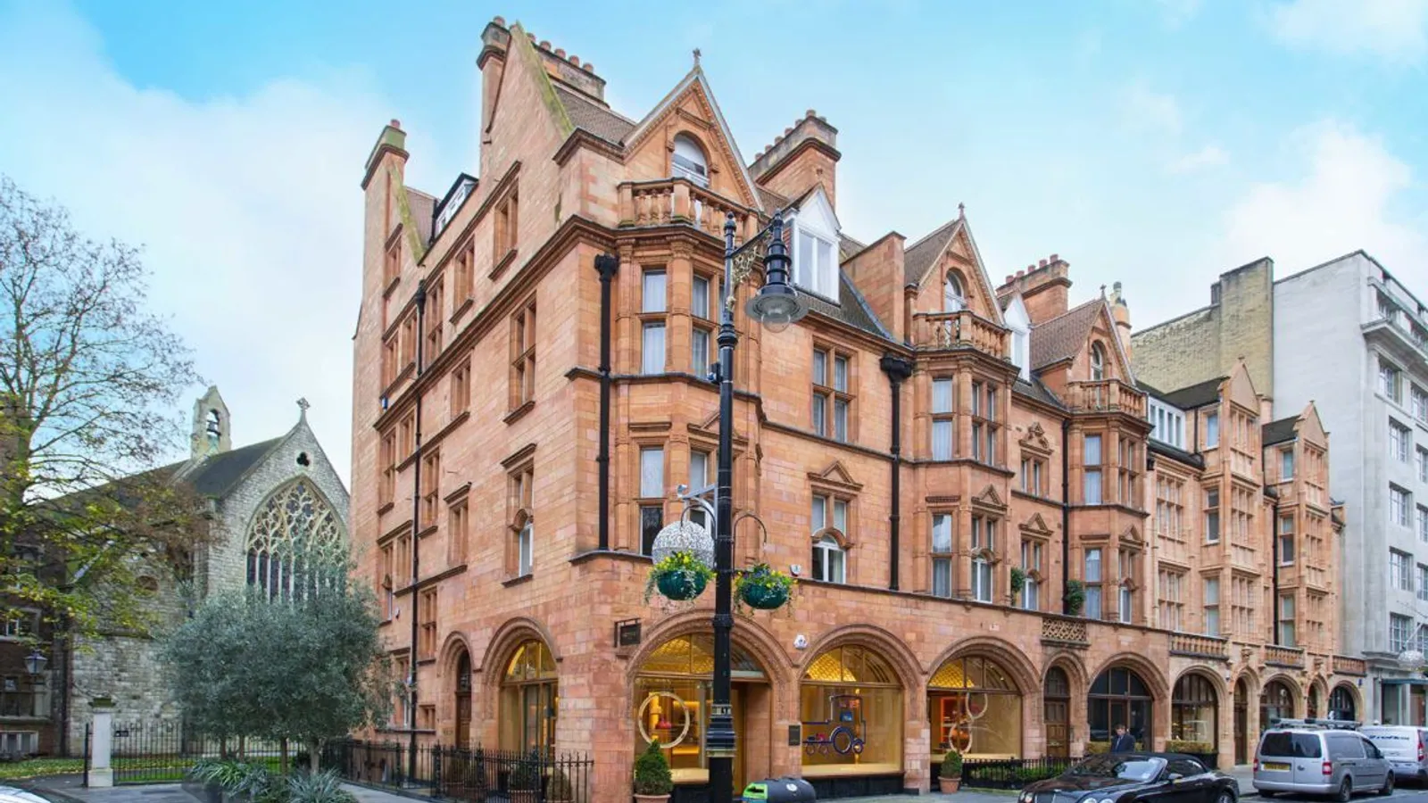 Flat Mount Street in City of Westminster