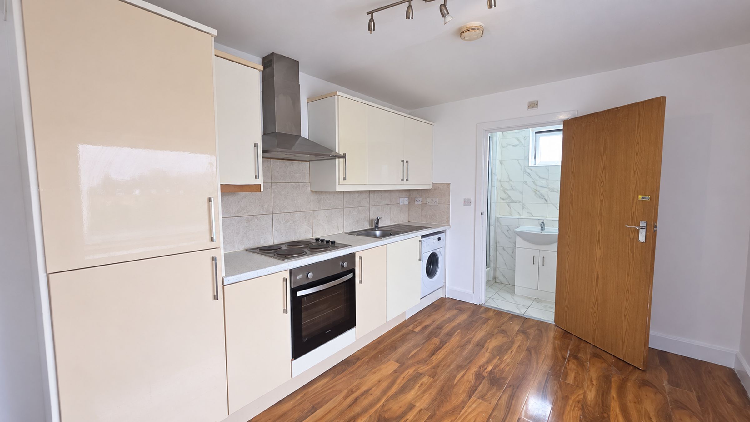 Flat Cranbrook Road in Greater London