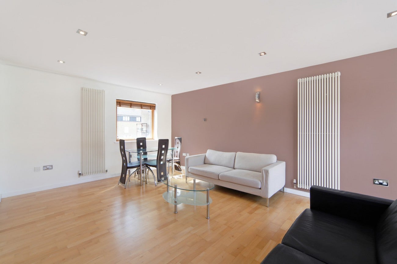 Flat Heneage Street in Greater London