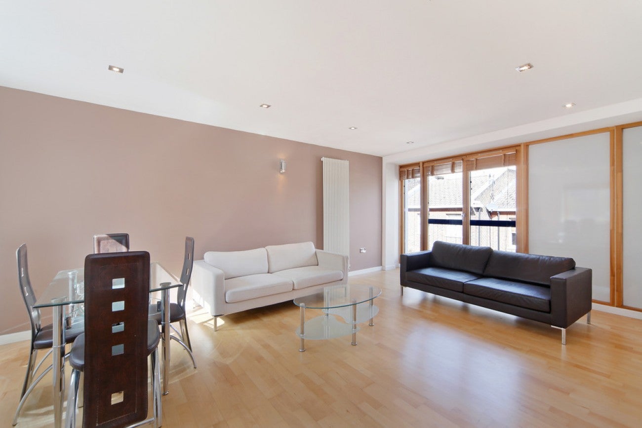 Flat Heneage Street in Greater London