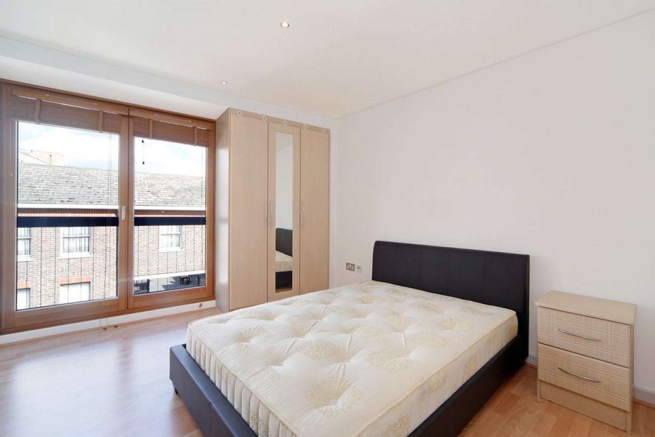 Flat Heneage Street in Greater London