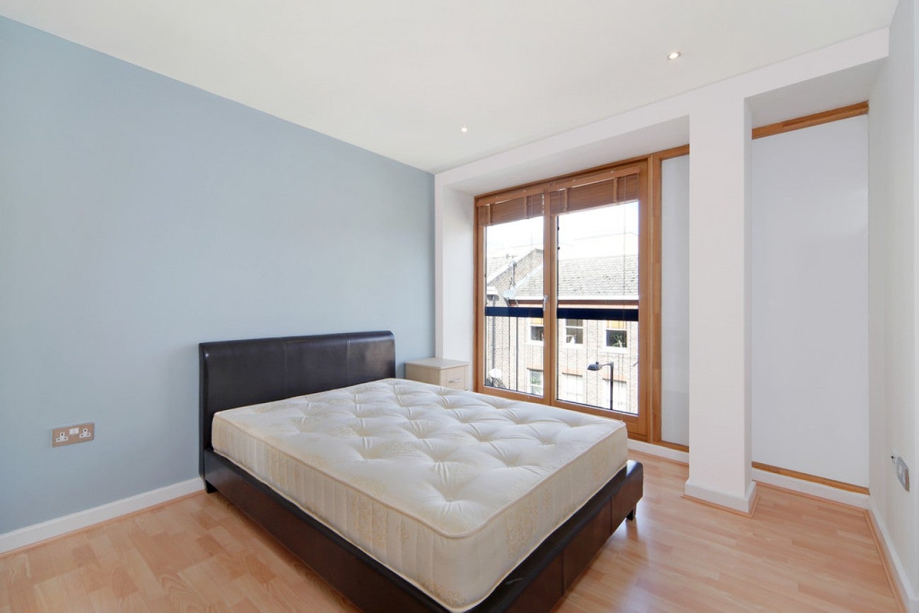Flat Heneage Street in Greater London