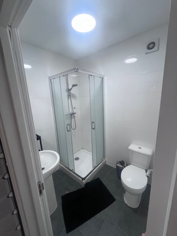 Room Bream Street in Greater London