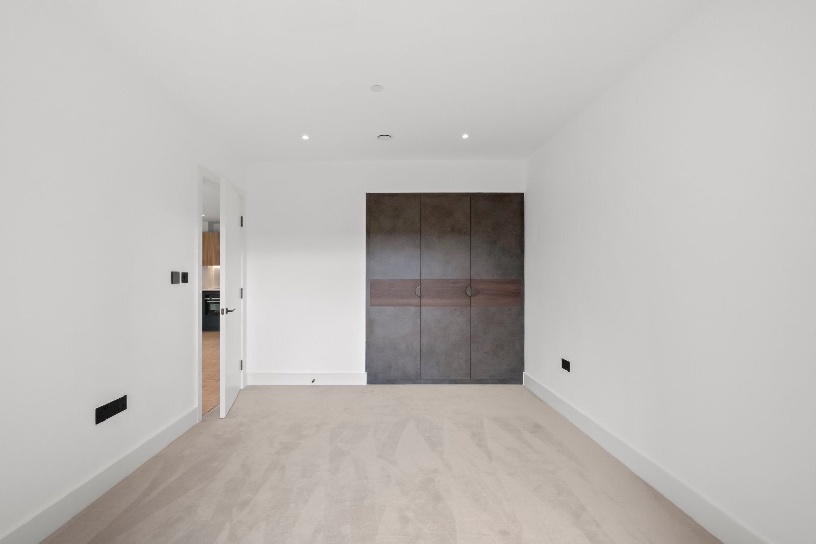 Flat Eckstein Road in Greater London