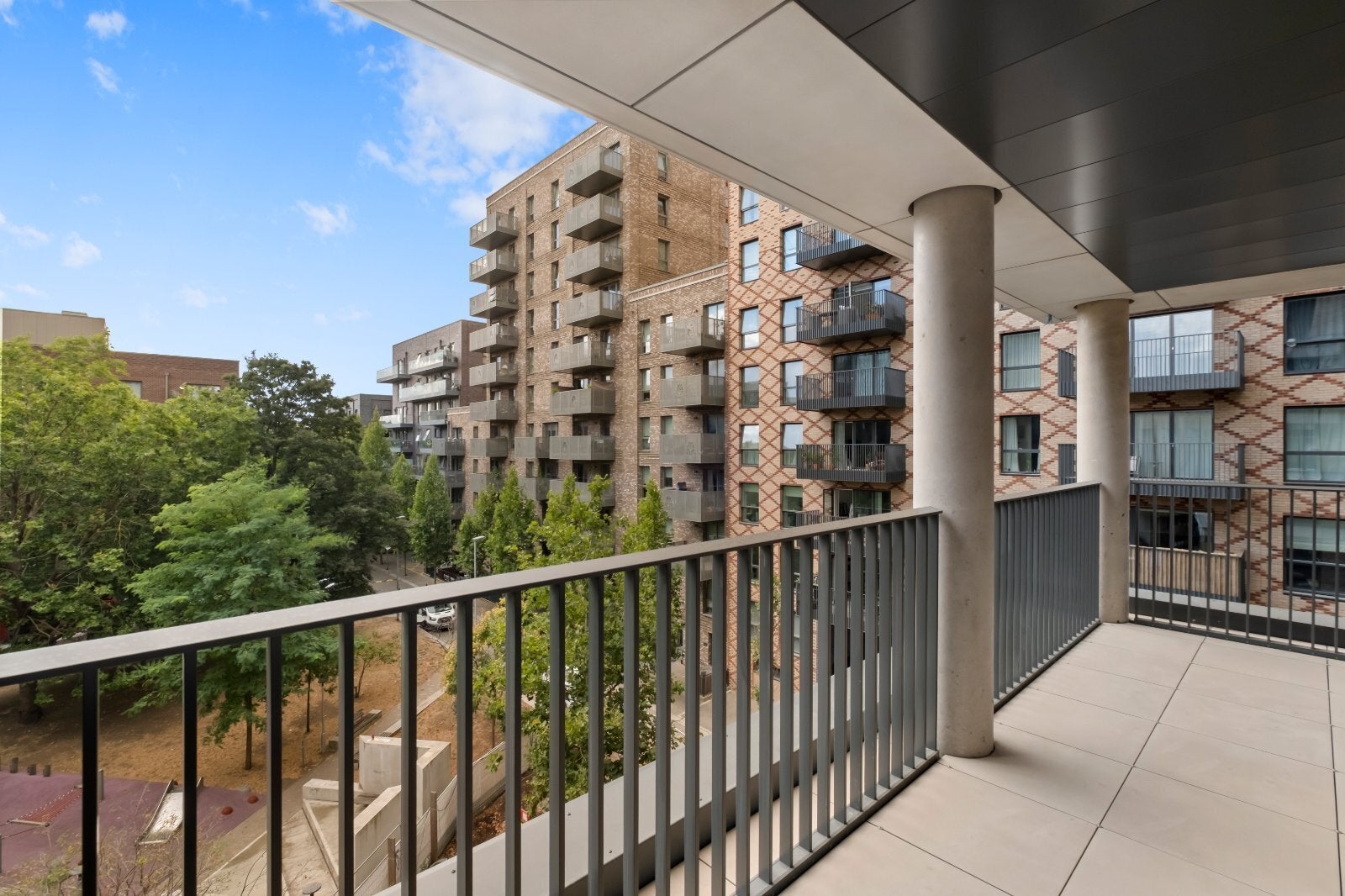 Flat Eckstein Road in Greater London