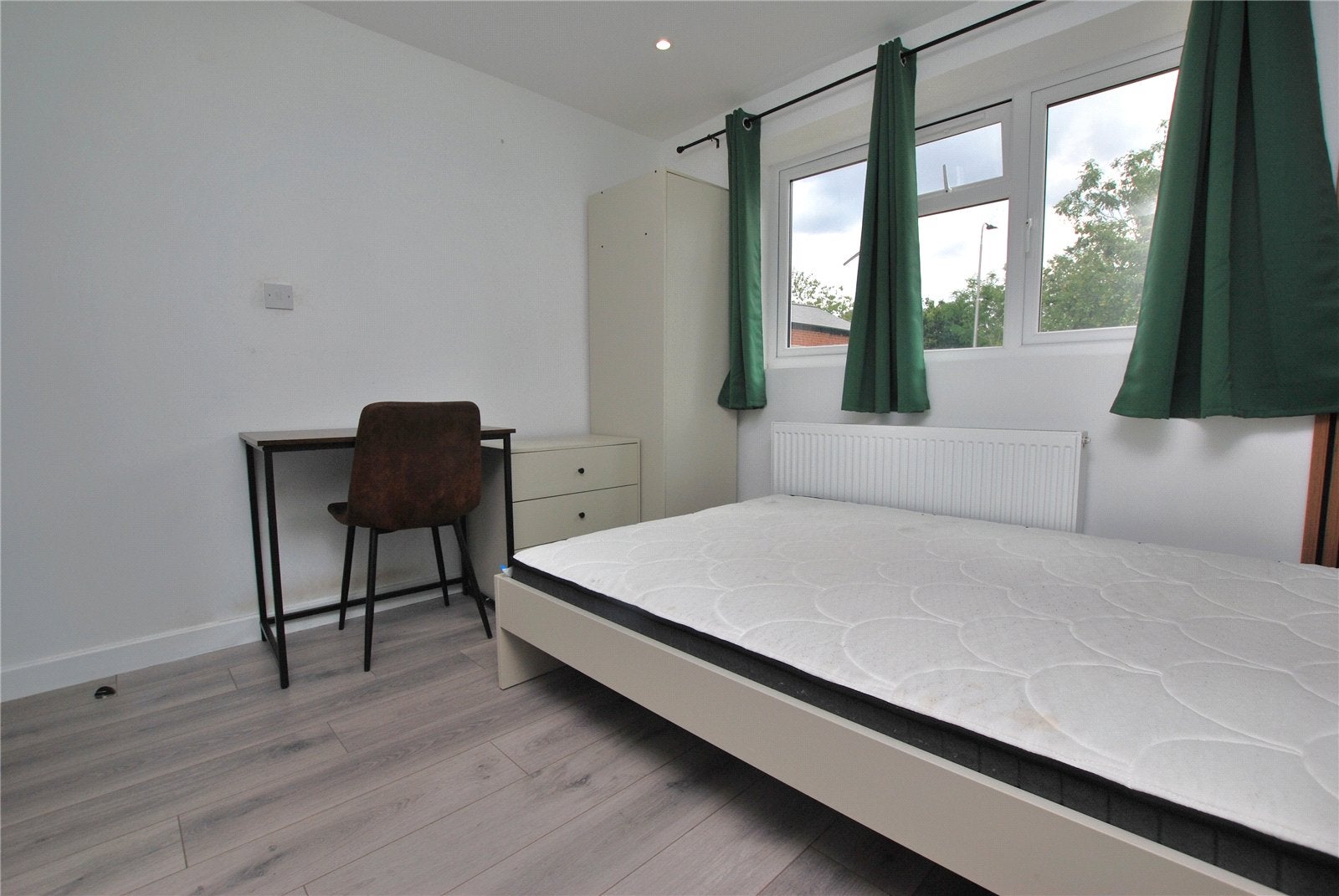 Room Weston Road in Guildford