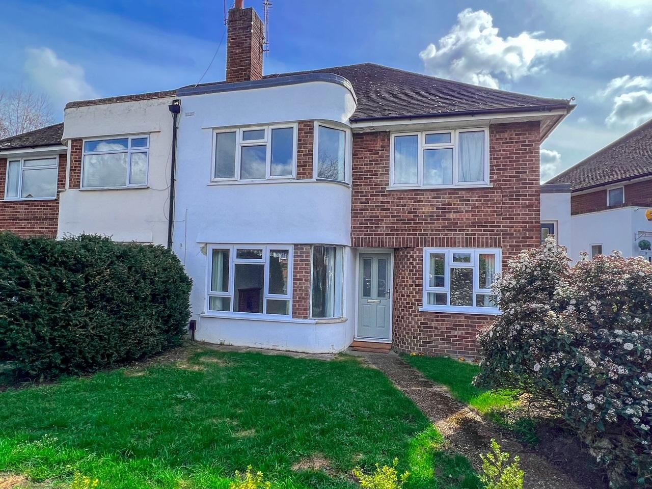 Flat Hampton Court Way in Elmbridge